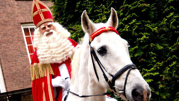 achtergrond-met-sinterklaas-op-zijn-schimmel.jpg