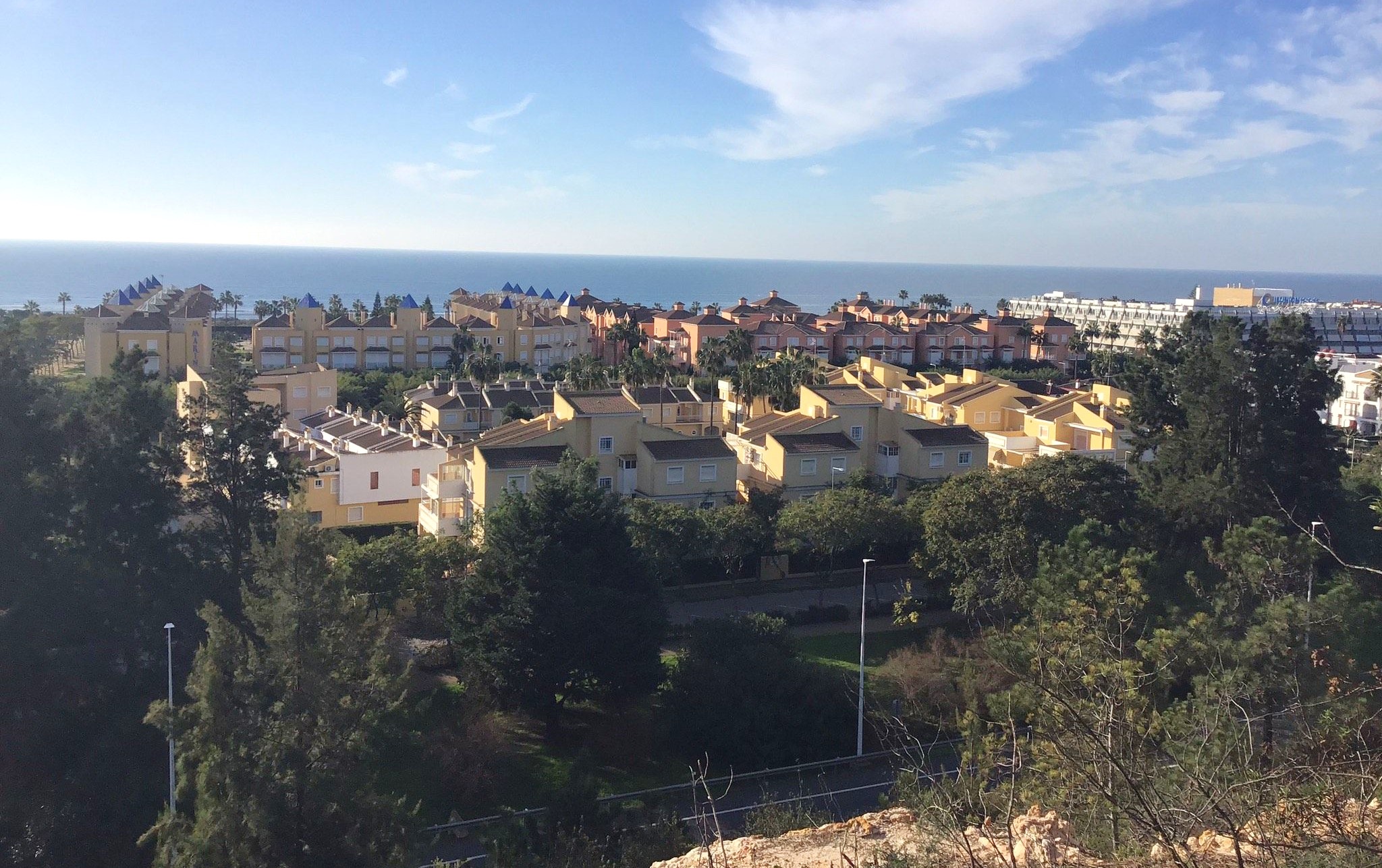 Blik op de zee vanaf de gele lus op Islantilla. 