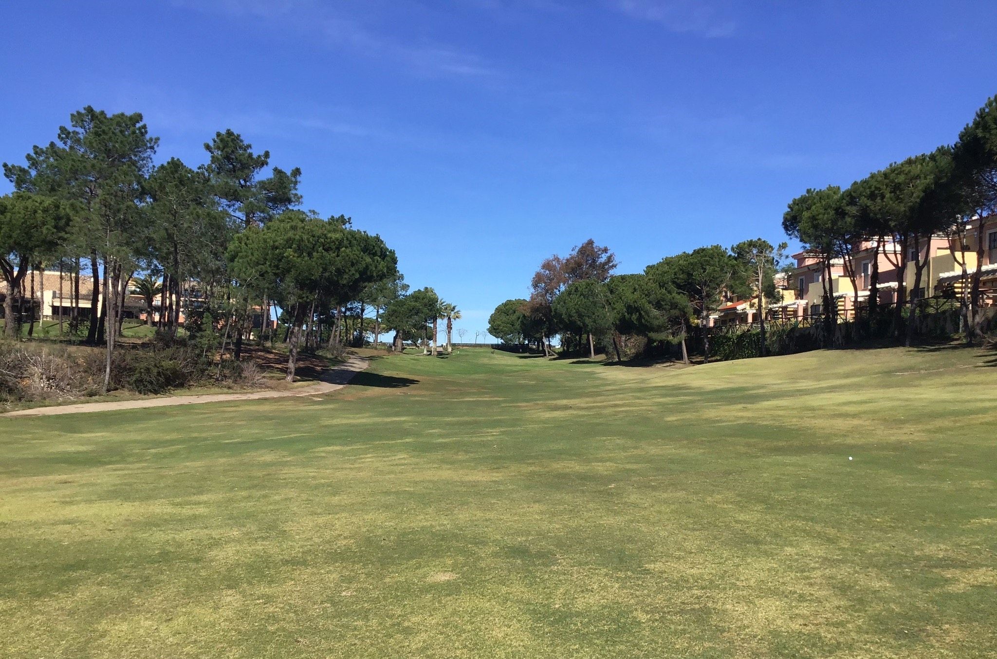 Sommige holes liggen tussen de vakantiewoningen. 