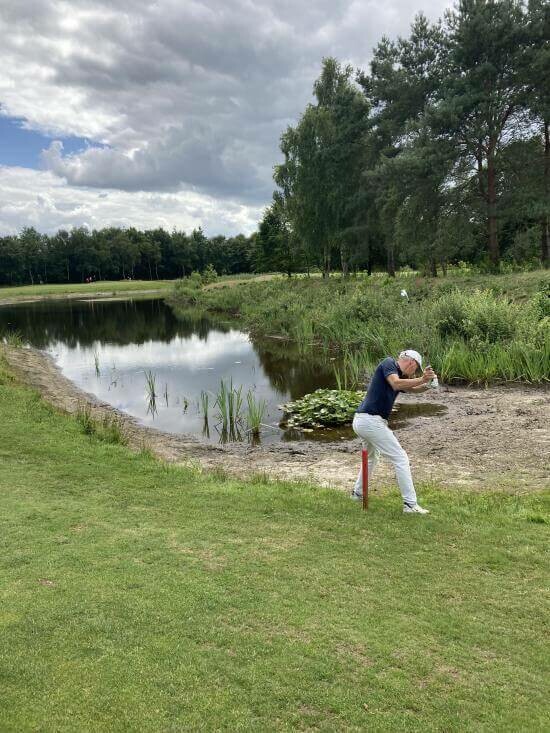 friso_slaat_met_een_volle_swing_zijn_bal_uit_een_waterhindernis.jpg