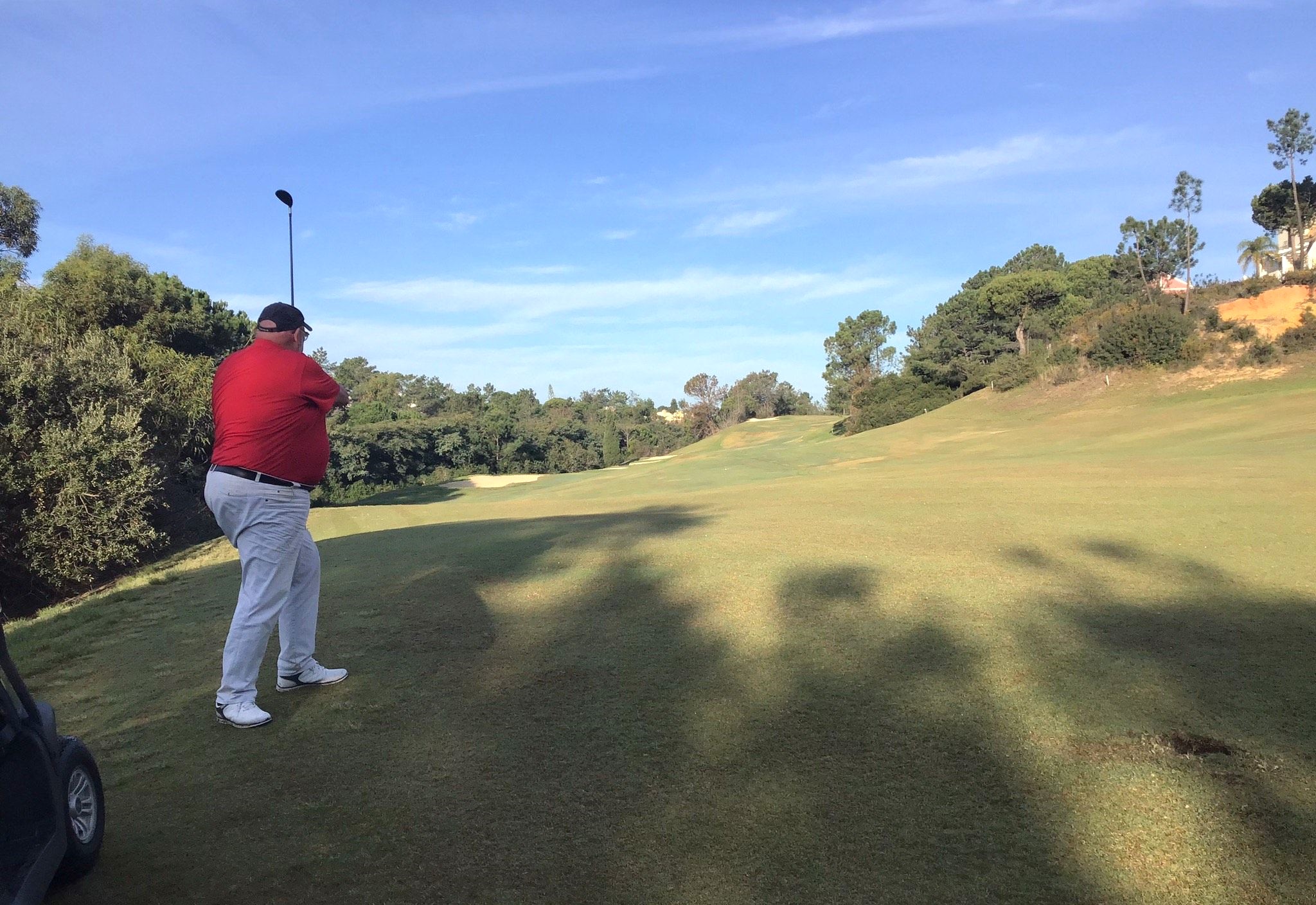 Zuiver plaatsen is belangrijk als de baan (geel) zo sterk afloopt.  