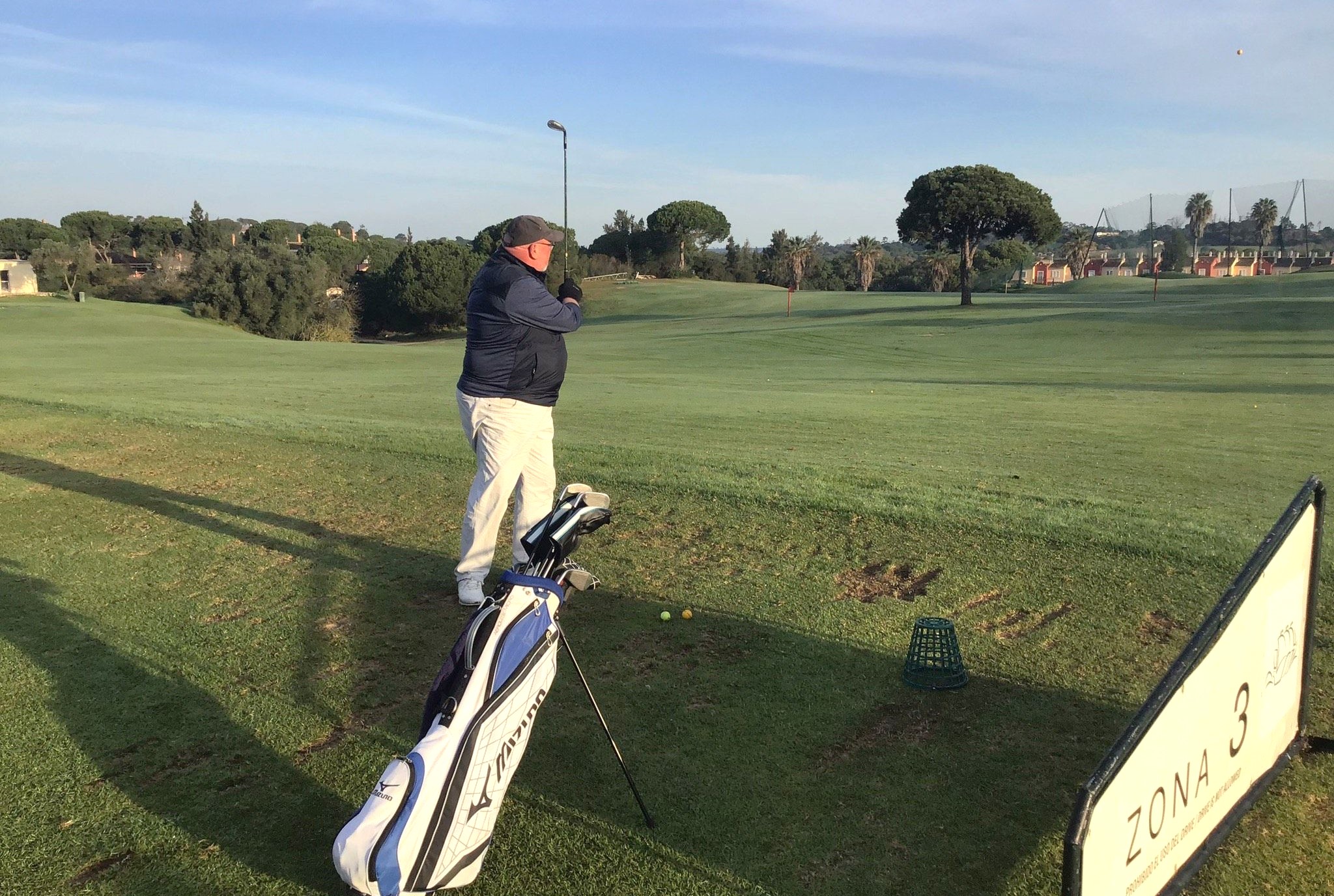 Islantilla heeft een grote drivingrange. Wel opteeën.